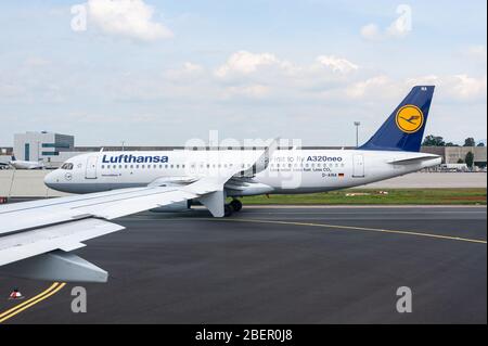 05/26/2019 Aeroporto di Francoforte, Germania. Airbus A320 neo nuova tassazione in pista. Aeroporto gestito da Fraport e funge da hub principale per Lufthansa. Foto Stock