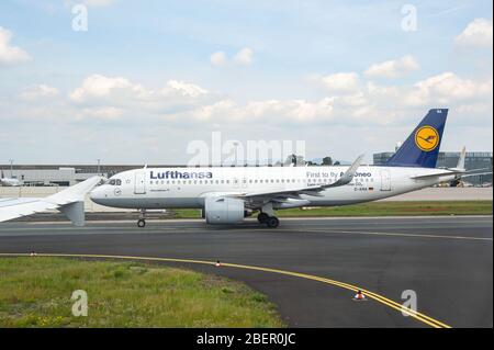 05/26/2019 Aeroporto di Francoforte, Germania. Airbus A320 neo nuova tassazione in pista. Aeroporto gestito da Fraport e funge da hub principale per Lufthansa. Foto Stock