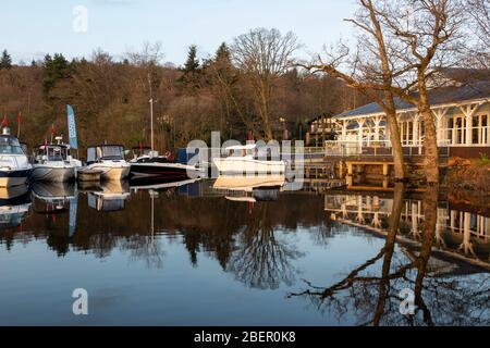 Barche ormeggiate accanto alla Boat House a Cameron House Marina sul Loch Lomond nel West Dunbartonshire, Scozia, Regno Unito Foto Stock