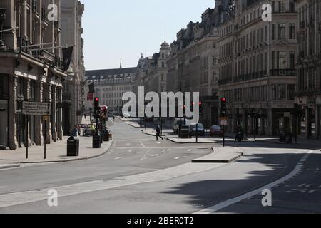 Una vista lungo Regent Street, Londra, guardando da Oxford Circus verso Piccadilly, mentre il Regno Unito continua in blocco per contribuire a frenare la diffusione del coronavirus. Foto Stock