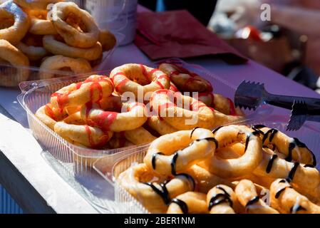 Primo piano di gustosa pasticceria a bagel adagiata sul piatto Foto Stock