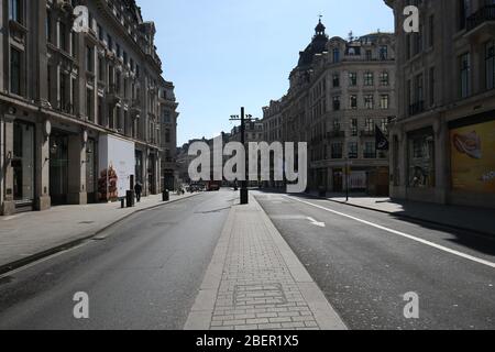 Una vista lungo Regent Street, Londra, guardando da Oxford Circus verso Piccadilly, mentre il Regno Unito continua in blocco per contribuire a frenare la diffusione del coronavirus. Foto Stock