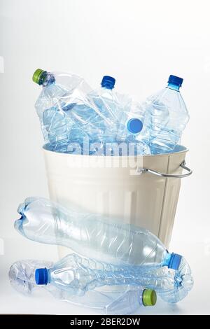 bottiglie d'acqua di plastica vuote gettate nei rifiuti. Il problema del riciclaggio e del riciclaggio Foto Stock