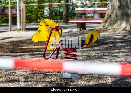 Passau, Germania. 15 aprile 2020. Un parco giochi sul lungomare Inn è chiuso. I parchi giochi in Baviera sono ancora chiusi per arginare l'ulteriore diffusione del coronavirus. Credit: Armin Weigel/dpa/Alamy Live News Foto Stock