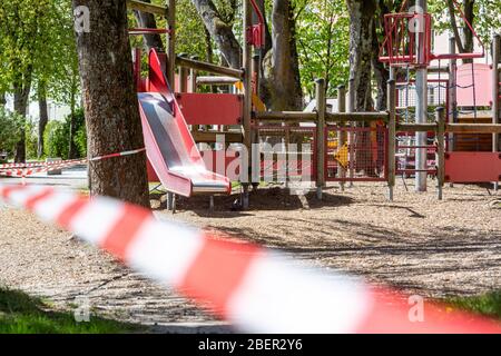 Passau, Germania. 15 aprile 2020. Un parco giochi sul lungomare Inn è chiuso. I parchi giochi in Baviera sono ancora chiusi per arginare l'ulteriore diffusione del coronavirus. Credit: Armin Weigel/dpa/Alamy Live News Foto Stock