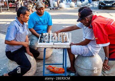 Uomini che giocano a Scacchi in strada, Malioboro Street, Yogyakarta, Indonesia. Foto Stock