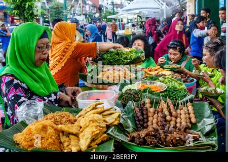 Una colorata Street Food Stall, Malioboro Street, Yogyakarta, Indonesia. Foto Stock