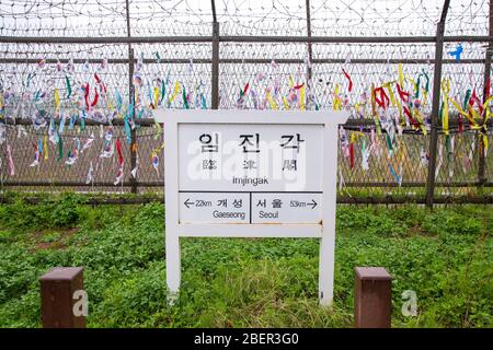 Un cartello che indica a nord Gaeseong e a sud per Seoul al Parco Imjingak, Corea del Sud. Foto Stock