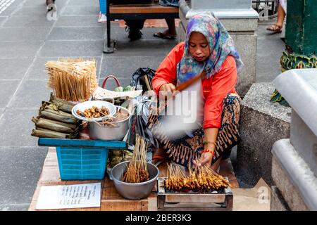 Una donna indonesiana che vende spuntini a Malioboro Street, Yogyakarta, Indonesia. Foto Stock