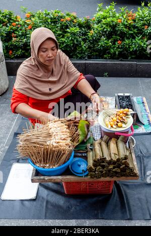 Una donna indonesiana che vende spuntini a Malioboro Street, Yogyakarta, Indonesia. Foto Stock