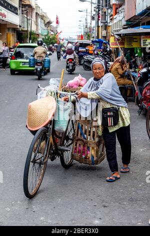 Mobile Fruit Vendor, Yogyakarta, Java, Indonesia. Foto Stock