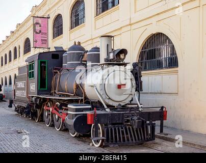 Locomotiva a vapore di fronte al mercato degli artigiani di Almacenes San Jose, la Habana Vieja, l'Avana, la Habana Province, Cuba Foto Stock