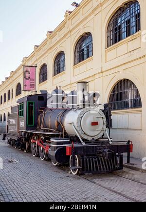 Locomotiva a vapore di fronte al mercato degli artigiani di Almacenes San Jose, la Habana Vieja, l'Avana, la Habana Province, Cuba Foto Stock