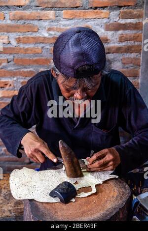 Una tradizionale macchina per la creazione di burattini in pelle, Yogyakarta, Java, Indonesia. Foto Stock