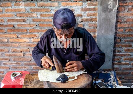 Una tradizionale macchina per la creazione di burattini in pelle, Yogyakarta, Java, Indonesia. Foto Stock