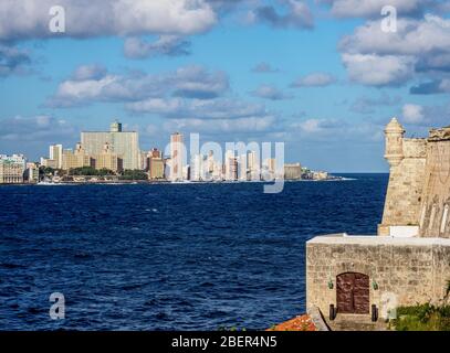 Vista dal Castello di El Morro verso El Malecon e Centro Habana, l'Avana, la Provincia di la Habana, Cuba Foto Stock