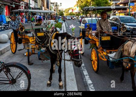Carrozze trainate da cavalli, Malioboro Street, Yogyakarta, Indonesia. Foto Stock