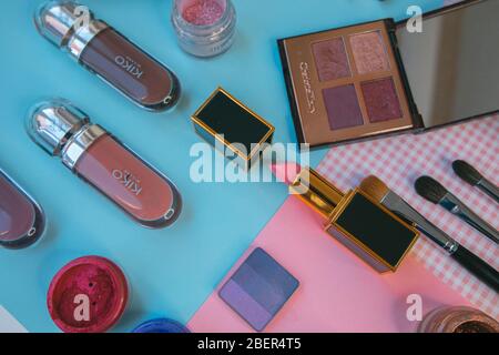 Set di cosmetica decorativa sul colore di sfondo Foto Stock