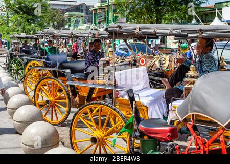 Carrozze e autisti trainati da cavalli, Malioboro Street, Yogyakarta, Indonesia. Foto Stock
