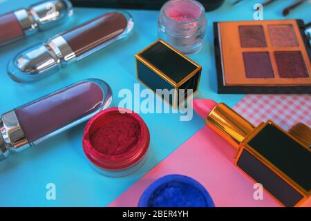 Set di cosmetica decorativa sul colore di sfondo Foto Stock