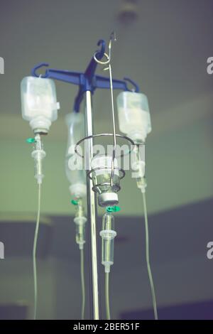 Supporto gocciolamento soluzione salina. Flacone con soluzione per somministrazione endovenosa di un medicinale Foto Stock
