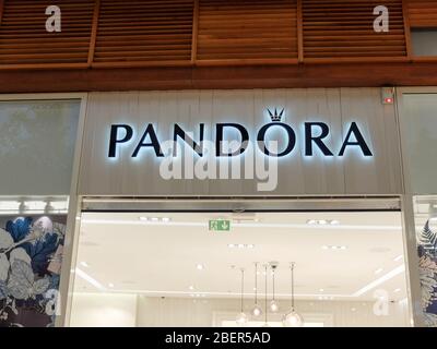 Pandora storefront. Pandora è un produttore danese di gioielli in costume fondato nel 1982 da per e Winnie Enevoldson. L'azienda è nota per il suo cus Foto Stock