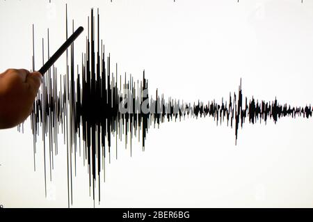 Dispositivo di puntamento utilizzato per indicare un grafico su una lavagna bianca Foto Stock