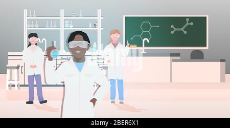 mescolare gli allievi delle corse in tubi di prova con tenuta uniforme che lavorano in laboratorio chimico moderna aula scientifica interna immagine vettoriale orizzontale Illustrazione Vettoriale