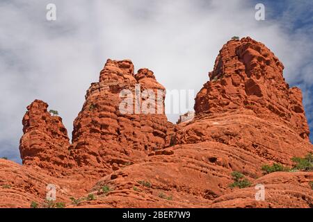 Il Red Rock pinnacoli contro il cielo vicino a Sedona, in Arizona Foto Stock