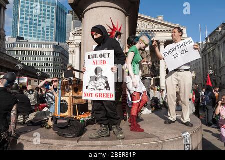 Dimostrazione anti-capitalismo, fuori dalla Banca d'Inghilterra. I manifestanti in cui si manifestano contro il capitalismo e anche contro la polizia del Foto Stock