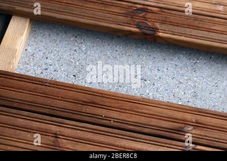 Fai da te costruzione di un portico / balcone pavimento con tavole di legno marrone in Espoo, Finlandia, primavera, 2020. In questa foto potete vedere il piano in corso. Foto Stock