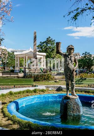 Bambino con una fontana di stivale, Parque Vidal, Santa Clara, Villa Clara Provincia, Cuba Foto Stock