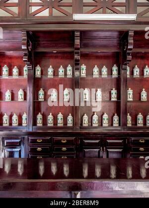 Interno della farmacia, Santa Clara, Provincia di Villa Clara, Cuba Foto Stock