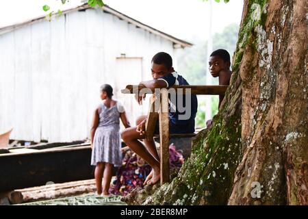 17 febbraio 2020, São Tomé e Príncipe, Praia Abade: Gli abitanti di un villaggio di pescatori siedono su una panchina in un albero. Foto: Sebastian Kahnert/dpa-Zentralbild/dpa Foto Stock