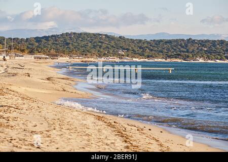 spiaggia di sabbia francese con montagne Foto Stock