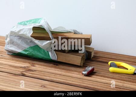 Fai da te costruzione di un portico / balcone pavimento con tavole di legno marrone a Espoo, Finlandia, febbraio, 2020. In questa foto potete vedere il pavimento e alcuni strumenti. Foto Stock