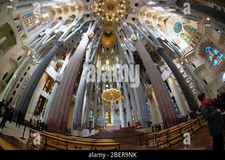 Spagna, Catalogna, Barcellona, interno della Sagrada Familia progettato da Antoni Gaudi, abside, altare, baldacchino Baldachin. Foto Stock