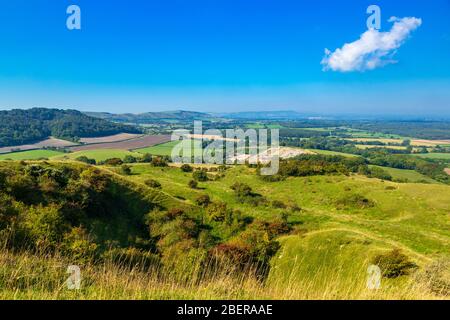 Tranquillo caldo sole giorno di settembre all'inizio dell'autunno si è seduto sulla cima della collina di Wolstonbury nel Sussex occidentale sud-est dell'Inghilterra con vista sui bassi a sud Foto Stock