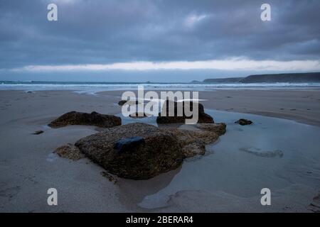 Alba sulla spiaggia a Sennen Cove, Cornwall Inghilterra Regno Unito Foto Stock