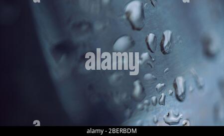 gocce d'acqua su sfondo nero Foto Stock