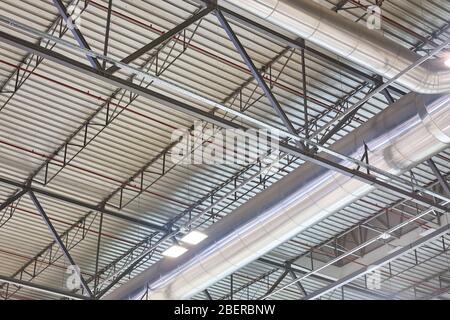 Tubi pneumatici in acciaio inox per tetti di edifici di magazzini. Attrezzatura della struttura di ventilazione Foto Stock