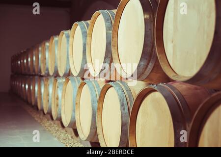 Rovere impilati botti da vino in cantina Foto Stock