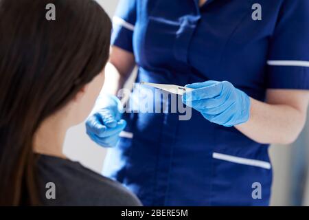 Infermiere termometro a tenuta Foto Stock