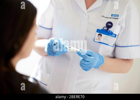 Infermiere termometro a tenuta Foto Stock