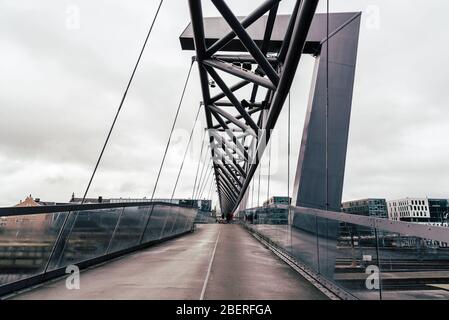 Ponte pedonale Akrobugen sulla ferrovia di Oslo. Nuvoloso giorno d'estate Foto Stock