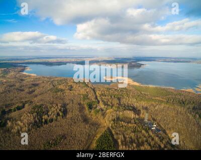 Veduta aerea della torre di osservazione situata sul terreno della sede delle forze terrestri tedesche dalla seconda guerra mondiale nascosta in una foresta nella stagione primaverile a Mamerki, Polonia Foto Stock