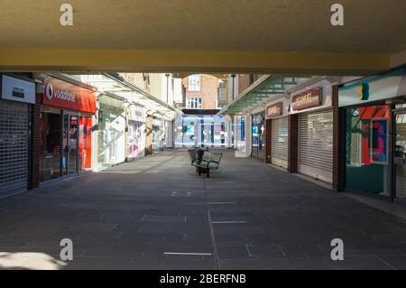 Un centro commerciale un tempo occupato in Salisbury UK ora si erge vuoto alle 11:00 in un giorno della settimana durante il blocco dei coronavirus. 14 Aprile 2020. Foto Stock