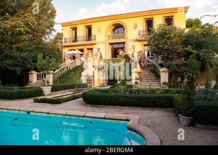 Johannesburg, Sud Africa - 22 Ottobre 2010: Lussuosa dimora suburbana con giardino paesaggistico Foto Stock