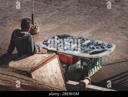 Essaouira, Marocco, dicembre 30 2019: Stand di pesce al mercato del pesce per la gente del posto a Essaouira. Foto Stock