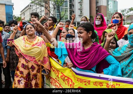 Dhaka, Bangladesh. 15 aprile 2020. I lavoratori dei capi di abbigliamento urlano slogan come essi bloccano una strada che richiede i loro salari dovuti durante il blocco tra le preoccupazioni per la malattia di coronavirus (COVID-19) focolaio a Dhaka, Bangladesh, 15 aprile 2020. (Foto di Zabed Hasnain Chowdhury/Sipa USA) Credit: Sipa USA/Alamy Live News Foto Stock